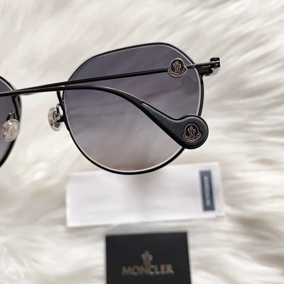 Luxury Moncler Sunglasses - Picture 5 of 8